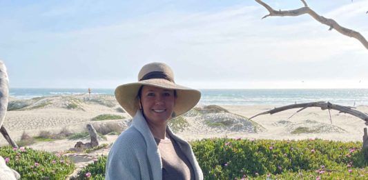 Katy Smith plein air painting in Pismo Beach, California
