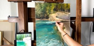 Kathleen Hudson gives a demon on how to paint moving water