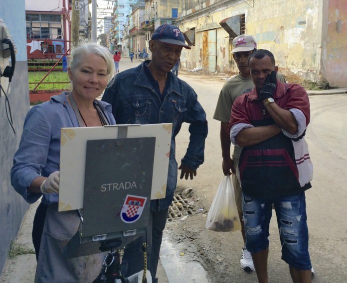 Women artists > Brenda Boylan draws an audience in Cuba