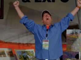 Mike Bonar at the Plein Air Convention & Expo, after winning a trip to New Zealand