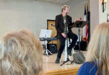 Charlie Hunter speaking at the Marble Falls plein air event