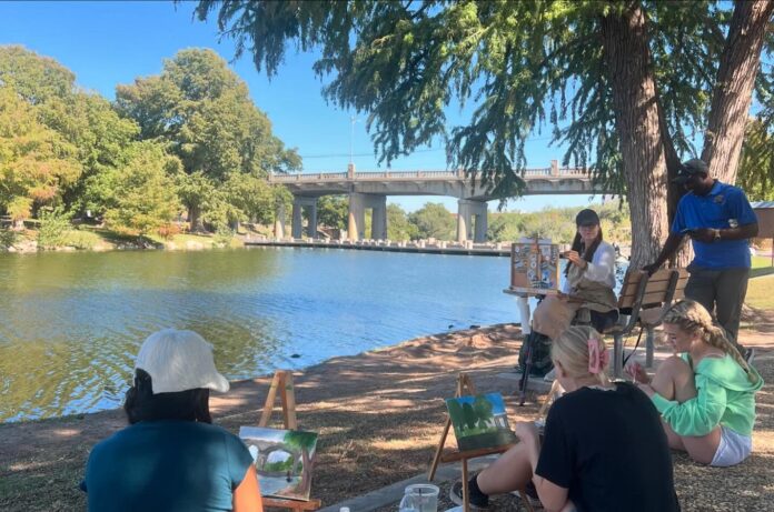 Suzie Baker with students during EnPleinAirTEXAS