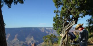 Painting road trip - Emma Kalff doing a plein-air painting on the edge of the Grand Canyon.