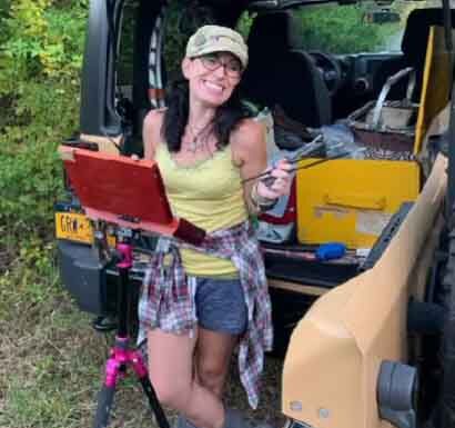 Which Plein Air Gear Is Right For You? Crista Pisano with her plein air gear